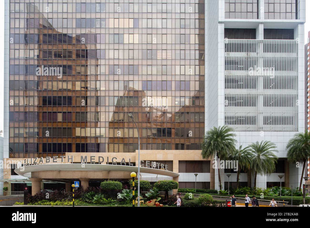 Vorderansicht des Mount Elizabeth Medical Centre Gebäudes. Der Veranstaltungsort beherbergt den größten Pool von Fachärzten unter einem Dach in der Orchard Road. Singapur. Stockfoto