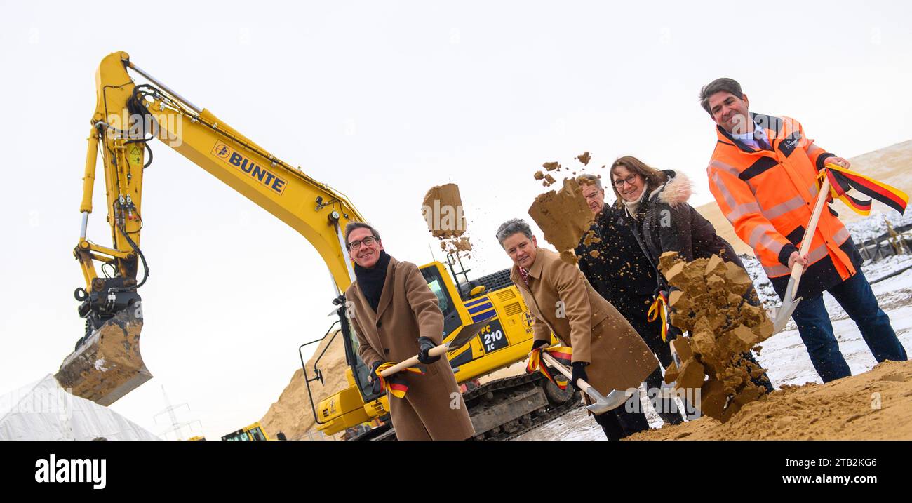 Dezember 2023, Sachsen-Anhalt, Niedere Börde: Frank Süsser (l-r), Ministerrat im Bundesministerium für Digital- und Verkehrsangelegenheiten, Lydia Hüskens (FDP) Ministerin für Infrastruktur und digitale Angelegenheiten Sachsen-Anhalts, Bernd Rothe, technischer Geschäftsführer der Firma DEGES, Franziska Kersten SPD), direkte Vertreterin der Börde und des Jerichower Landes im Deutschen Bundestag, und Carsten Ahner, Business Unit Manager der Firma Autobahn, führen den symbolischen Spatenstich für den nächsten Abschnitt der A14 nördlich von Magdeburg durch. Rund 200 Millionen Euro werden es sein Stockfoto