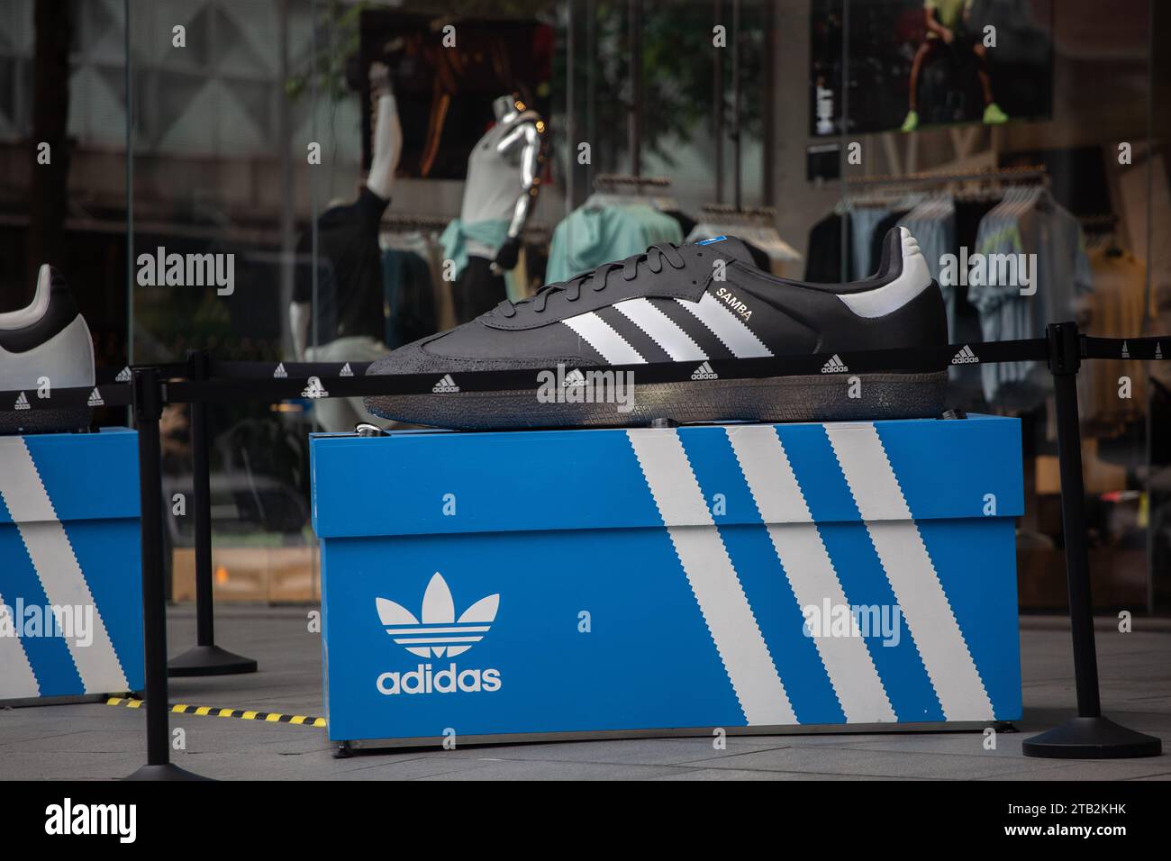 Adidas suchte nach Samba-Schuhen-Pop-up-Display vor dem Adidas Brand Centre an der Orchard Road, Singapur. Stockfoto