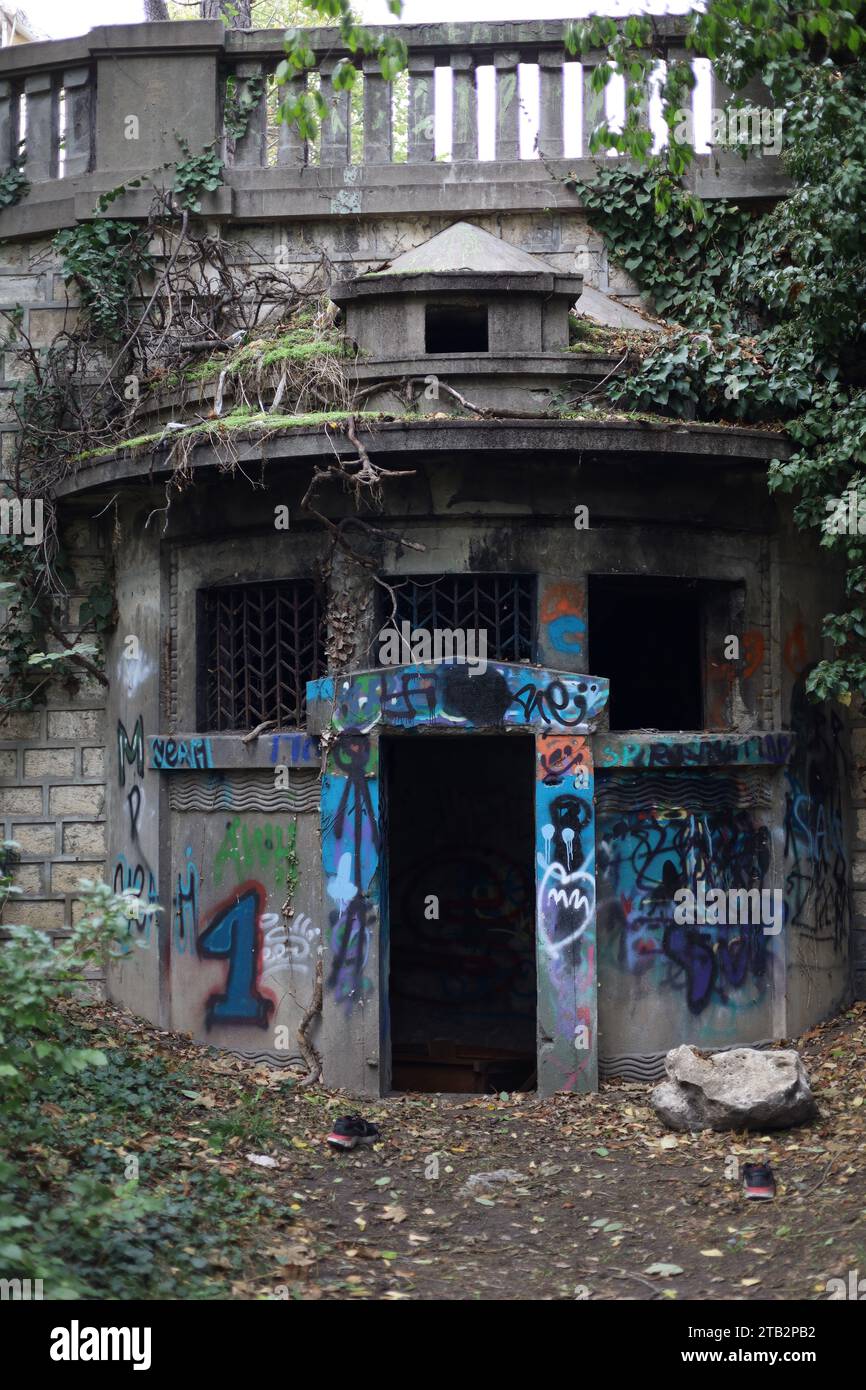 Verlassene Gebäude mit Graffiti an Wänden Stockfoto