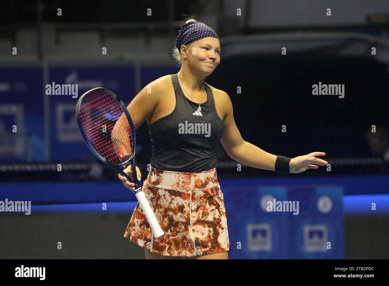 Sankt Petersburg, Russland. Dezember 2023. Diana Shnaider aus Russland spielt gegen Viktoriya Tomova aus Bulgarien während des Ausstellungs-Tennisspiels der North Palmyra Trophies - International Team Exhibition Tennis Tournament in der KSK Arena. Endpunktzahl: Diana Shnaider 0:2 Viktoriya Tomova. Quelle: SOPA Images Limited/Alamy Live News Stockfoto