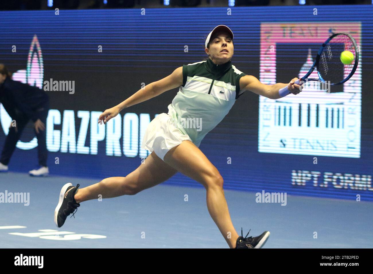 Sankt Petersburg, Russland. Dezember 2023. Viktoriya Tomova aus Bulgarien spielt gegen Diana Shnaider aus Russland während des Ausstellungs-Tennisspiels der North Palmyra Trophies - International Team Exhibition Tennis Tournament in der KSK Arena. Endpunktzahl: Diana Shnaider 0:2 Viktoriya Tomova. Quelle: SOPA Images Limited/Alamy Live News Stockfoto