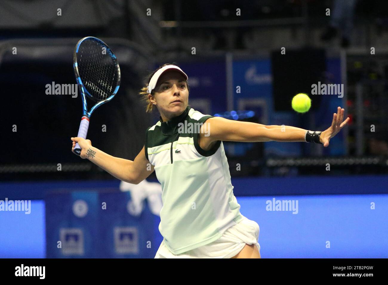 Sankt Petersburg, Russland. Dezember 2023. Viktoriya Tomova aus Bulgarien spielt gegen Diana Shnaider aus Russland während des Ausstellungs-Tennisspiels der North Palmyra Trophies - International Team Exhibition Tennis Tournament in der KSK Arena. Endpunktzahl: Diana Shnaider 0:2 Viktoriya Tomova. Quelle: SOPA Images Limited/Alamy Live News Stockfoto