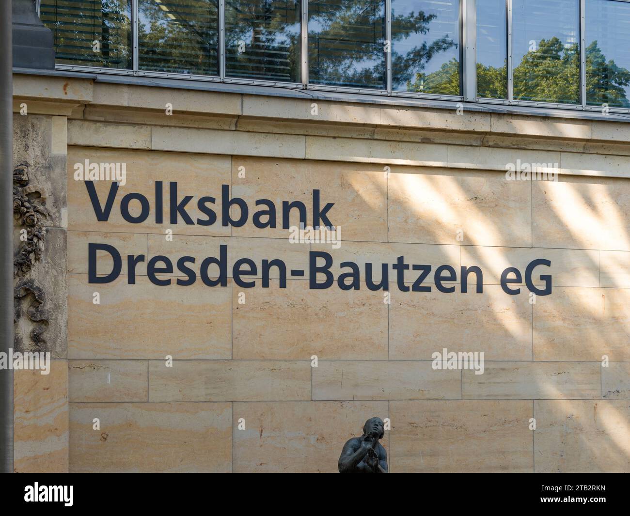 Volksbank Dresden-Bautzen EG Logo auf einer Außenwand. Der Name der Genossenschaftsbank steht auf der Fassade. Logozeichen der Finanzbank. Stockfoto