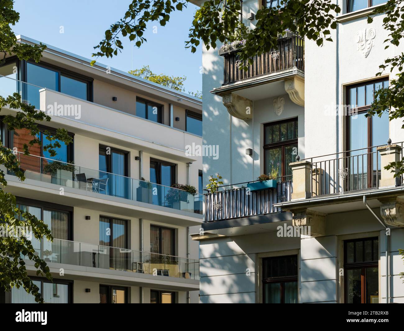 Alte versus neue Wohnarchitektur in Deutschland. Verschiedene Hausfassaden von Gebäuden mit mehreren Wohnungen. Balkone und Fenster gehören dazu Stockfoto