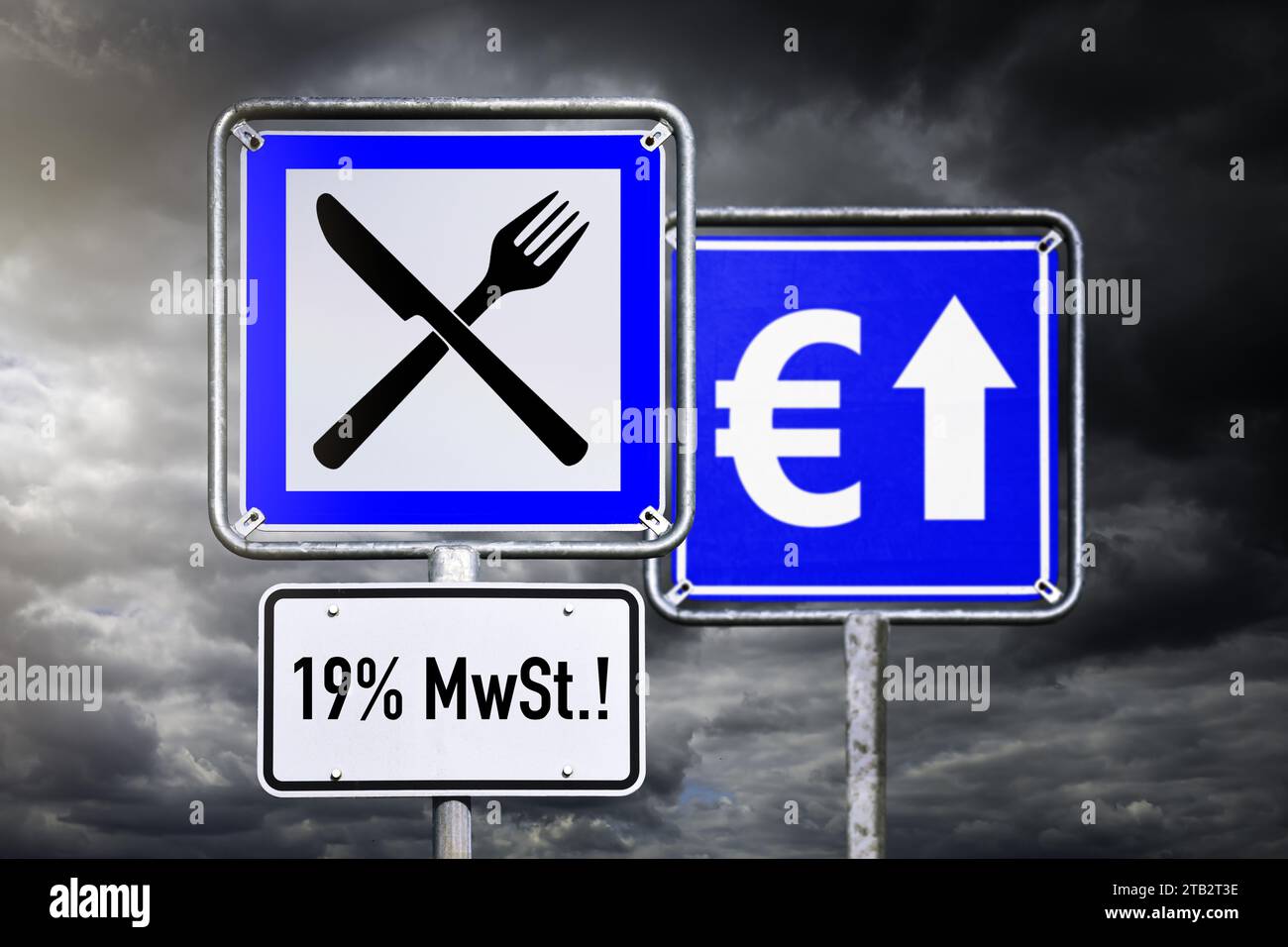 Restaurantschild mit Aufschrift 19 % MwSt. vor dunklen Wolken, Symbolfoto zur Erhöhung der MwSt. auf 19 % für Lebensmittel, Fotomontage Stockfoto