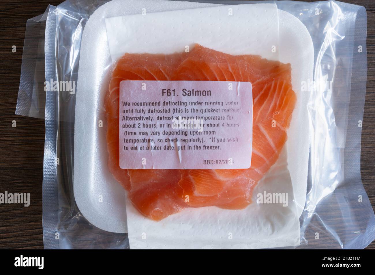 Hochwertiges Auftauen von gefrorenem Lachs in einer versiegelten Verpackung, zur Herstellung von Sashimi oder Sushi, von der japanischen Importfirma WASO. UK Stockfoto