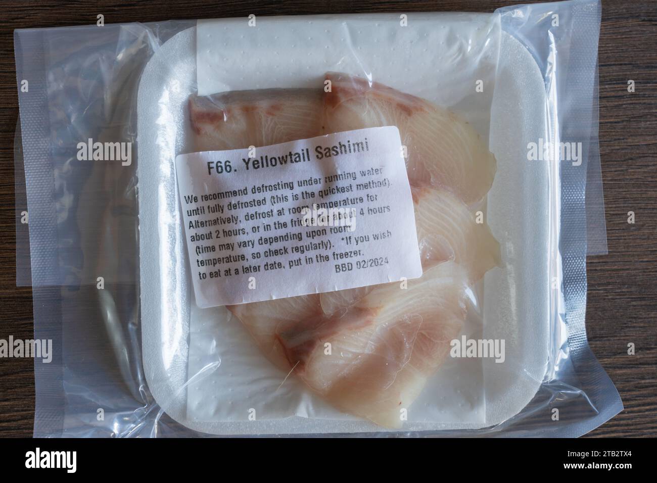 Hochwertige gefrorene Gelbschwanzfische zum Auftauen in einer versiegelten Kunststoffverpackung, zur Herstellung von Sashimi oder Sushi, von der japanischen Importfirma WASO. UK Stockfoto