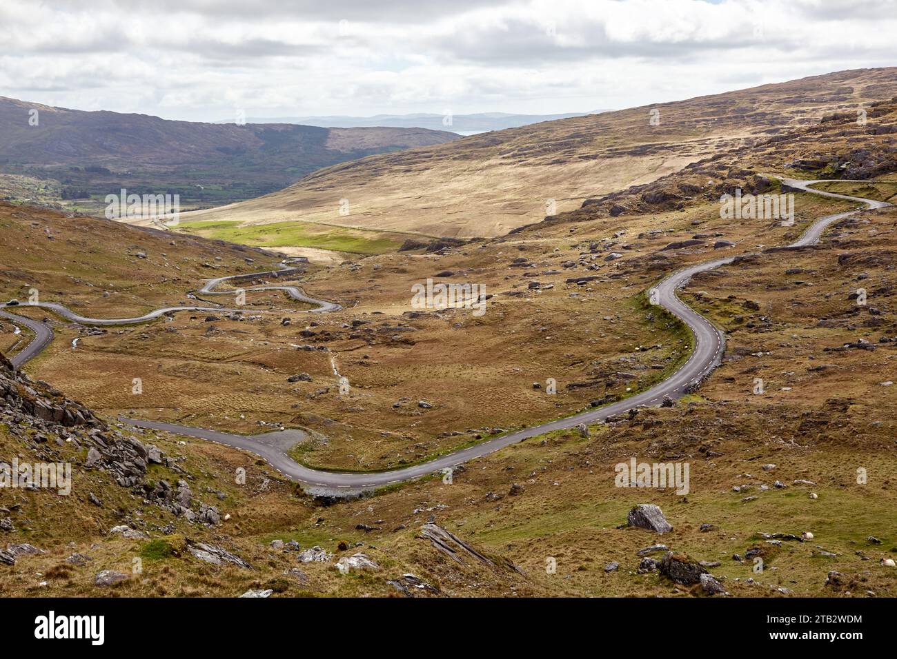 Gewundene Straße zwischen Hügeln, Healy Pass, Irland Stockfoto