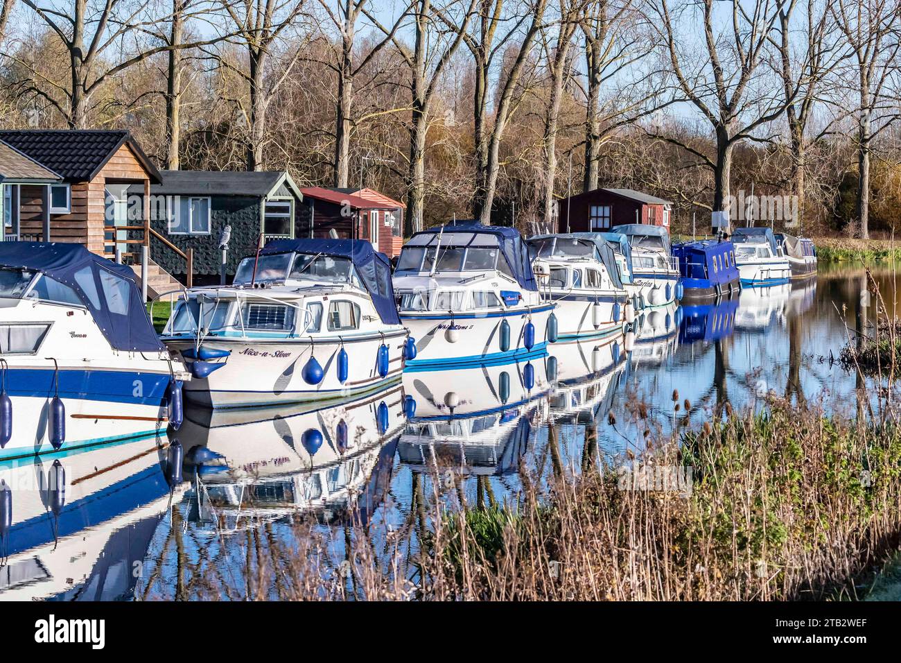Boote liegen in der Lakeside Lodge, mit Reflexionen im stillen Wasser, Northampton, England, Großbritannien Stockfoto