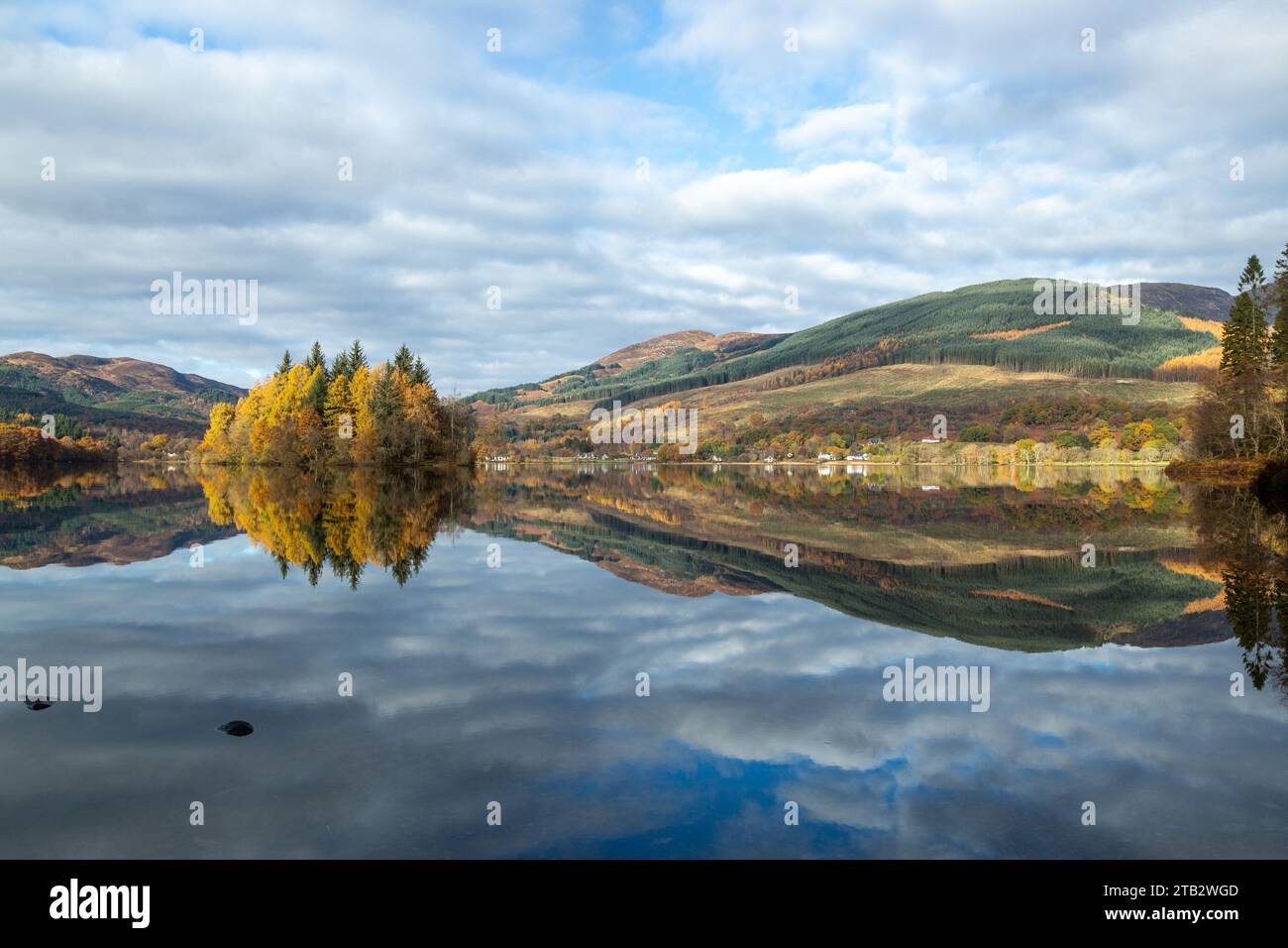 Wunderschöne Herbstfarben auf Loch Ard im Trossachs-Nationalpark, Schottland Stockfoto