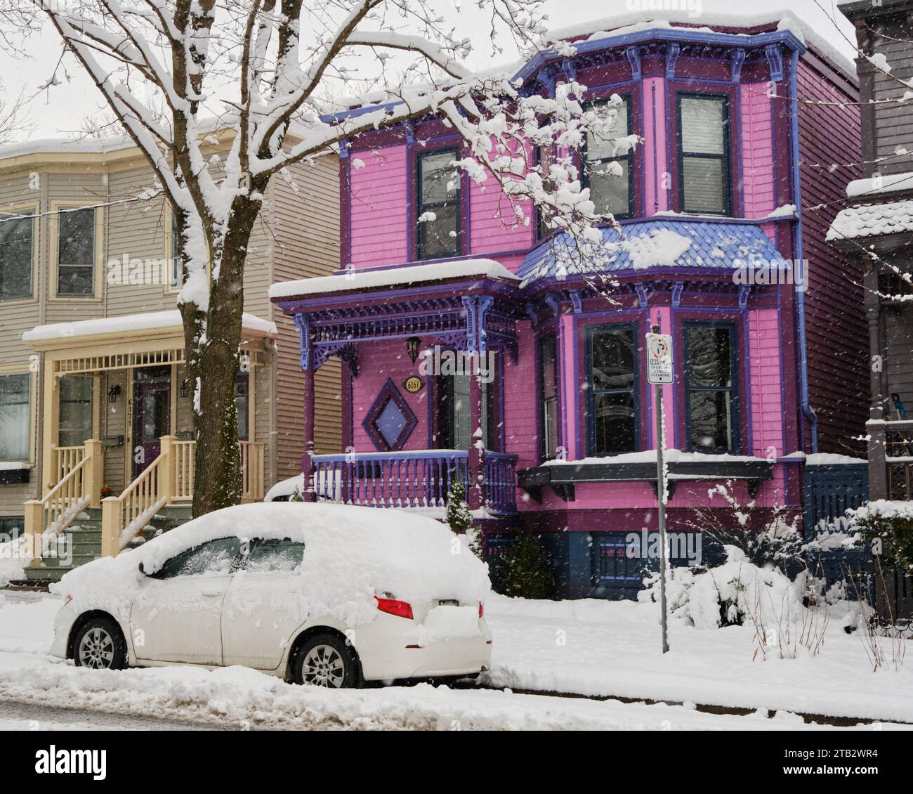 Halifax, Nova Scotia, Kanada. Dezember 2023. Mit über 20 cm Schneefall über Nacht erwacht die Stadt zu ihrem ersten Schneesturm-Tag im Winter. Erhaltene farbenfrohe Häuser am nördlichen Ende, wenn morgens Schnee fällt, Stockfoto