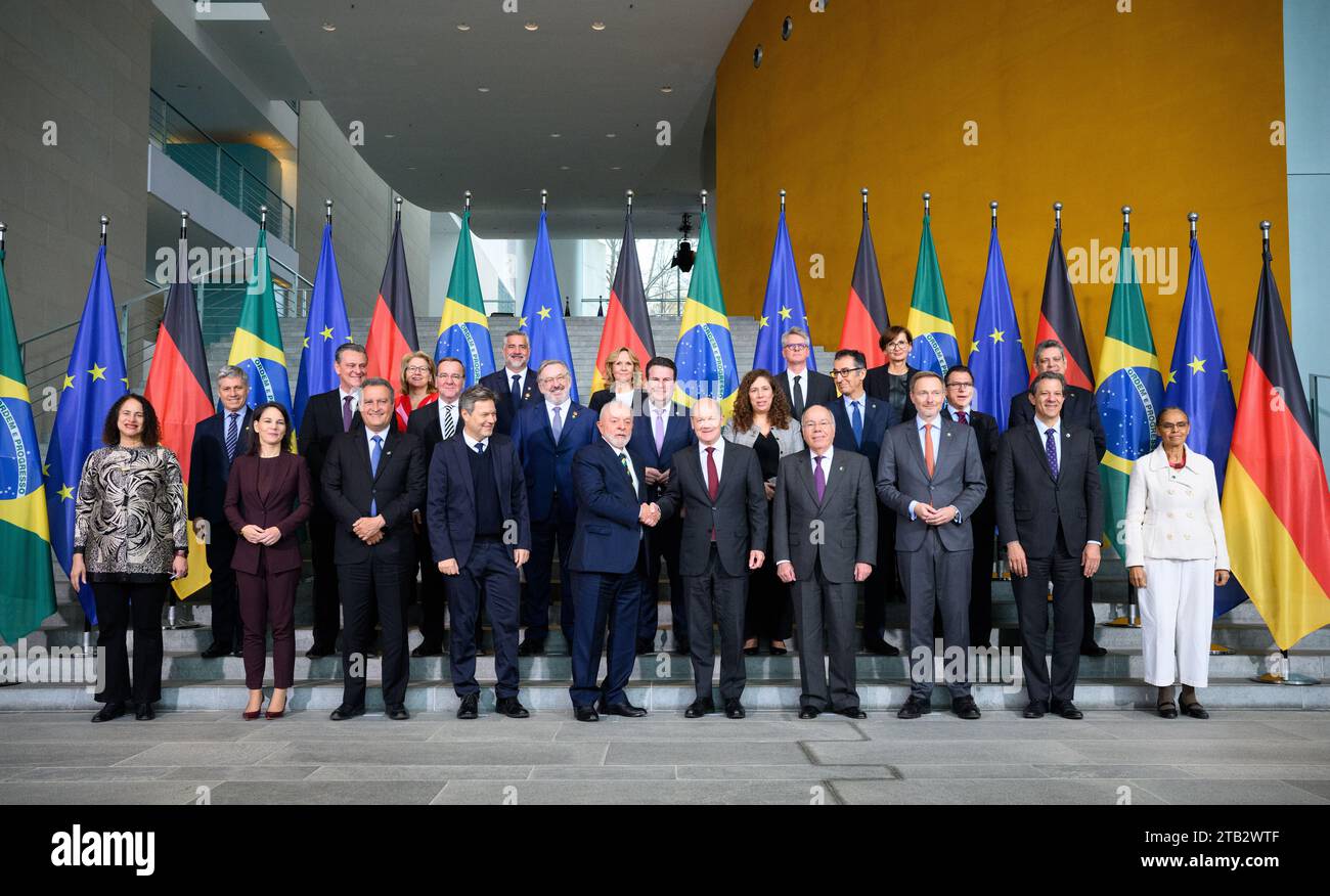 04. Dezember 2023, Berlin: Bundeskanzler Olaf Scholz (1. Reihe, 5. V. rechts, SPD) und Luiz Inacio Lula da Silva (1. Reihe, 5. V. l.), Präsident Brasiliens, stehen im Bundeskanzleramt anlässlich der 2. Deutsch-brasilianischen Regierungskonsultationen in der deutschen Hauptstadt mit (1. Reihe, l-r) Luciana Santos, Ministerin für Wissenschaft, Technologie und Innovation, Annalena Baerbock (Bündnis 90, Allianz 90), und die deutsche Kanzlerin.Row, l-r) Luciana Santos, Ministerin für Wissenschaft, Technologie und Innovation, Annalena Baerbock (Allianz 90/die Grünen), Außenminister Rui Costa, He Stockfoto