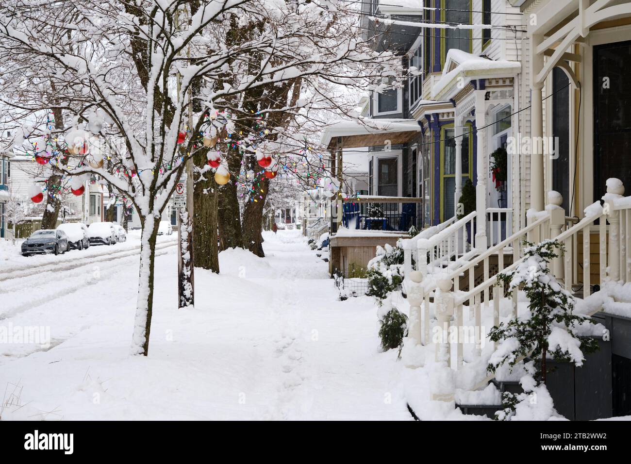 Halifax, Nova Scotia, Kanada. Dezember 2023. Ungeklärter Bürgersteig des Gebiets des Halifax Common mit traditionellen Holzhäusern von Halifax. Mit über 20 cm Schneefall über Nacht erwacht die Stadt zu ihrem ersten Schneesturm-Tag im Winter. Quelle: Meanderingemu/Alamy Live News Stockfoto