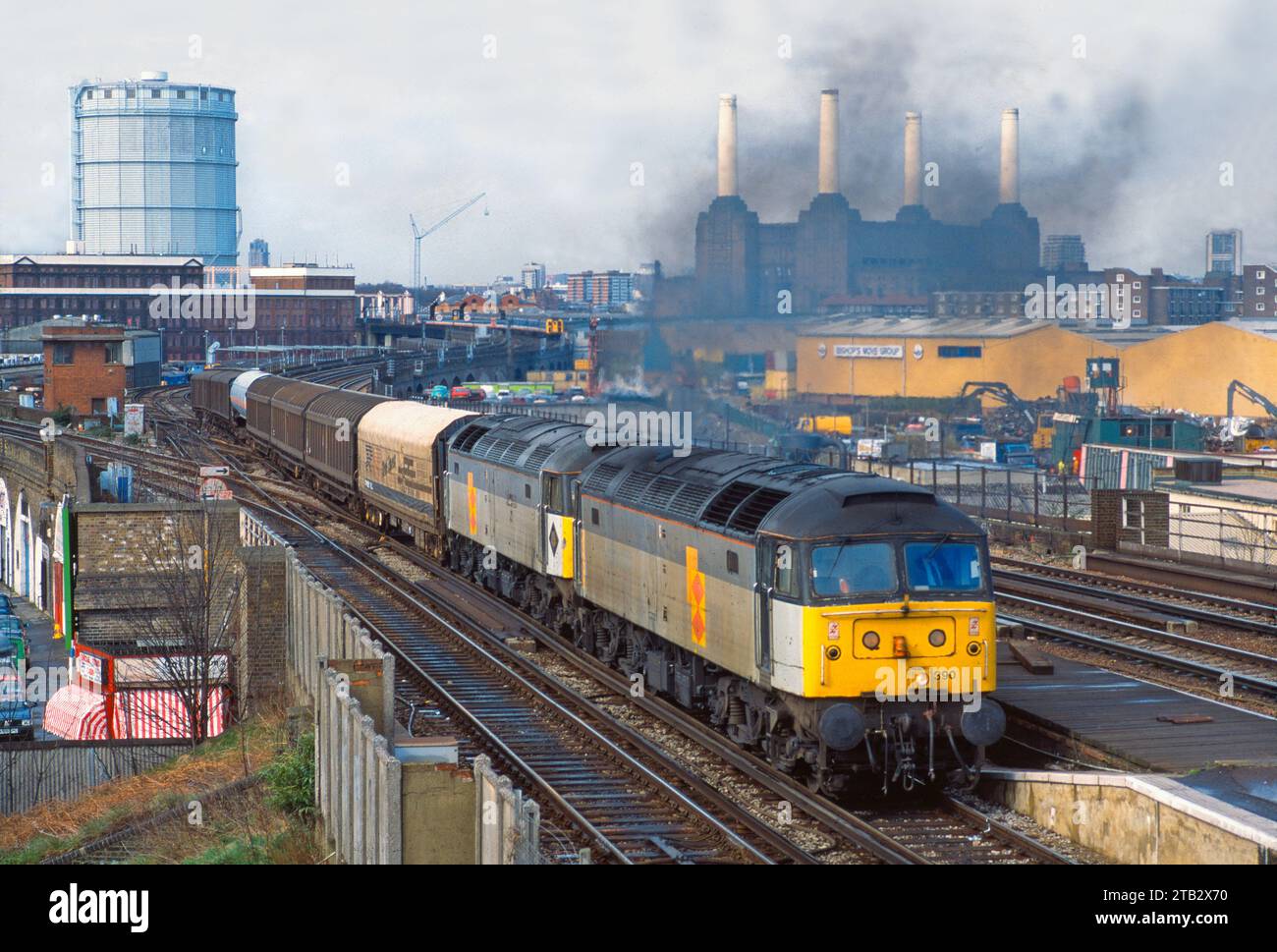 Ein Paar Diesellokomotiven der Baureihe 47 mit den Nummern 47390 und 47393, die am 17. März 1995 auf der Wandsworth Road verkehrten. Stockfoto