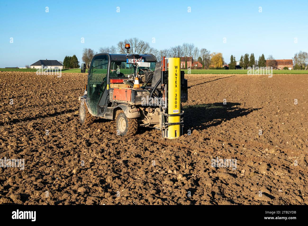 Jährliche Analyse des Stickstoffgehaltes in einer Weizenfläche. Die Probenahme erfolgt mit einem Quad mit automatischer hydraulischer Schnecke für die Bodenbohrung. Tec Stockfoto