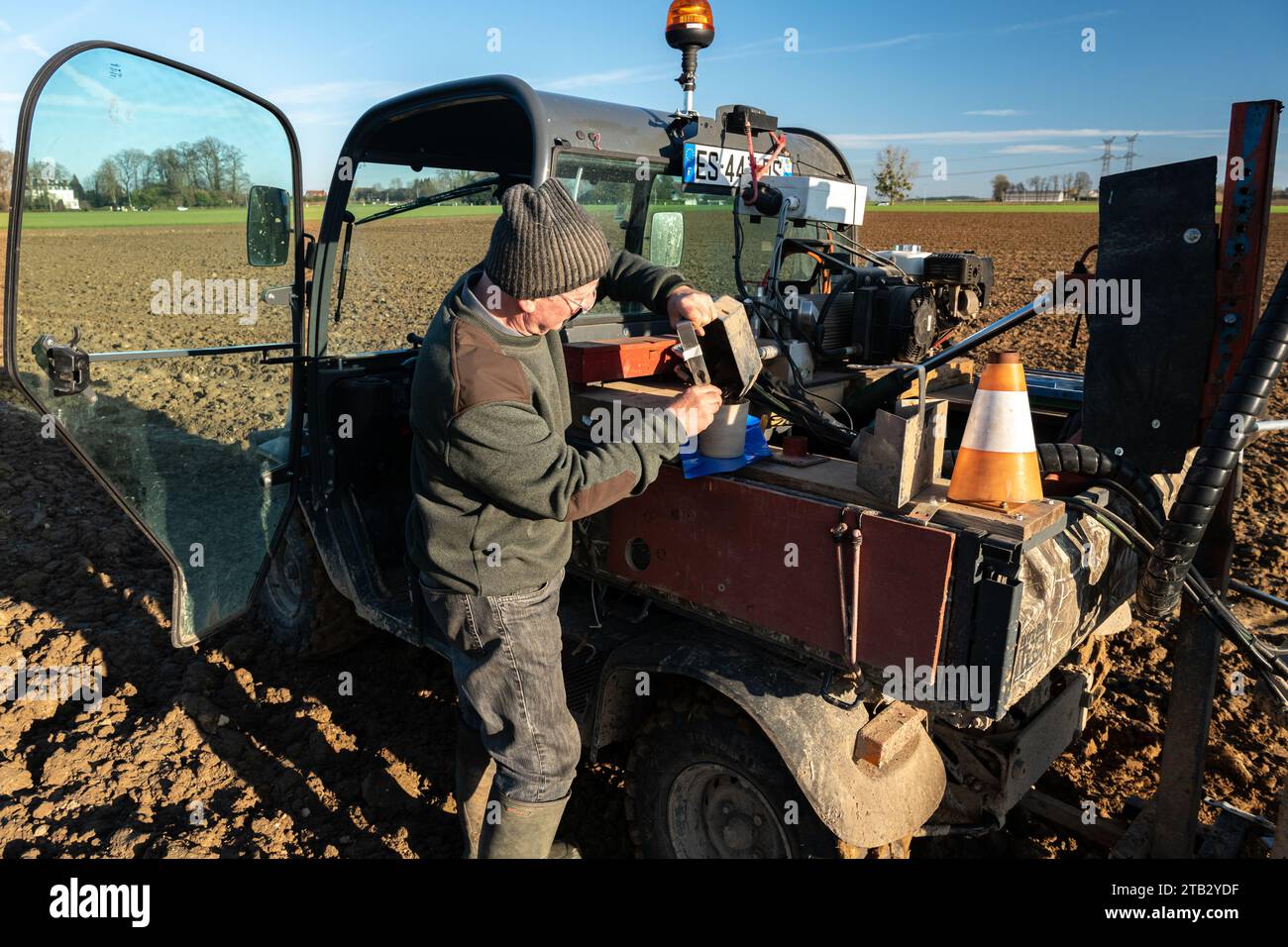 Jährliche Analyse des Stickstoffgehaltes in einer Weizenfläche. Die Probenahme erfolgt mit einem Quad mit automatischer hydraulischer Schnecke für die Bodenbohrung. Tec Stockfoto