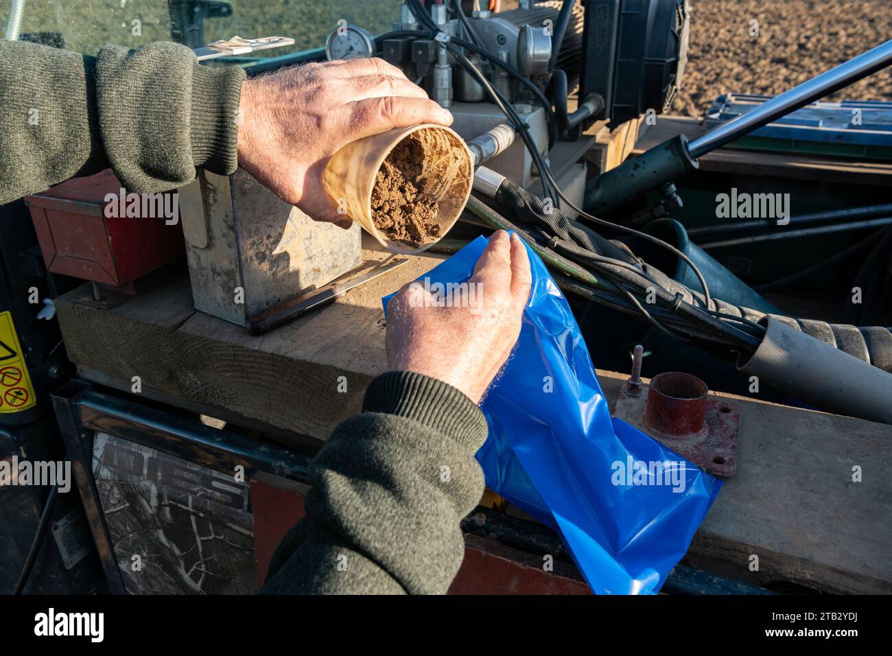 Jährliche Analyse des Stickstoffgehaltes in einer Weizenfläche. Die Probenahme erfolgt mit einem Quad mit automatischer hydraulischer Schnecke für die Bodenbohrung. Tec Stockfoto