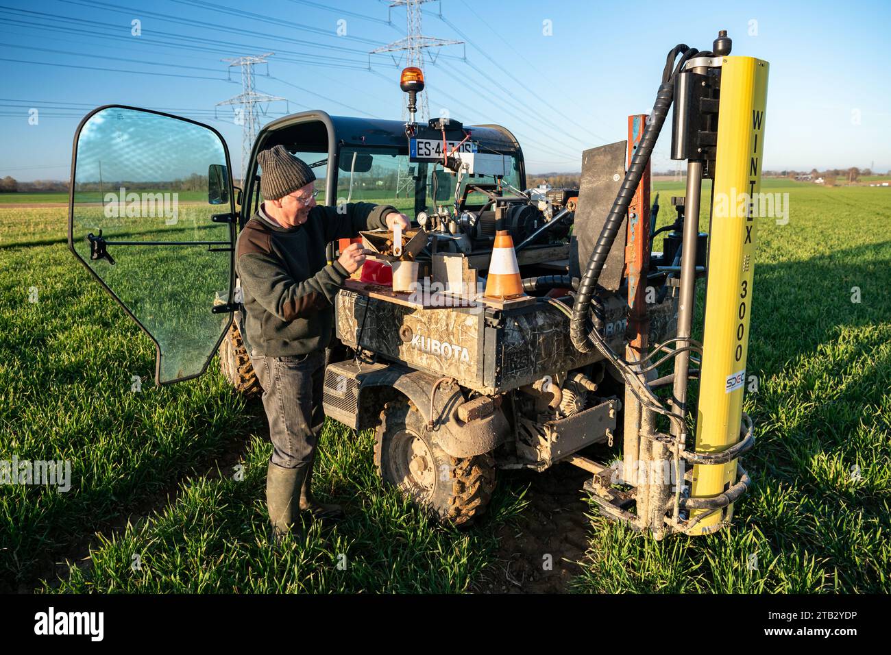 Jährliche Analyse des Stickstoffgehaltes in einer Weizenfläche. Die Probenahme erfolgt mit einem Quad mit automatischer hydraulischer Schnecke für die Bodenbohrung. Tec Stockfoto