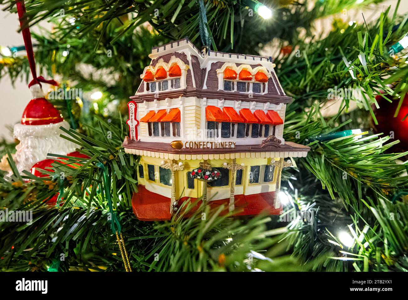 Amerikanischer Süßwarenladen Weihnachtsschmuck hängt am Weihnachtsbaum Stockfoto