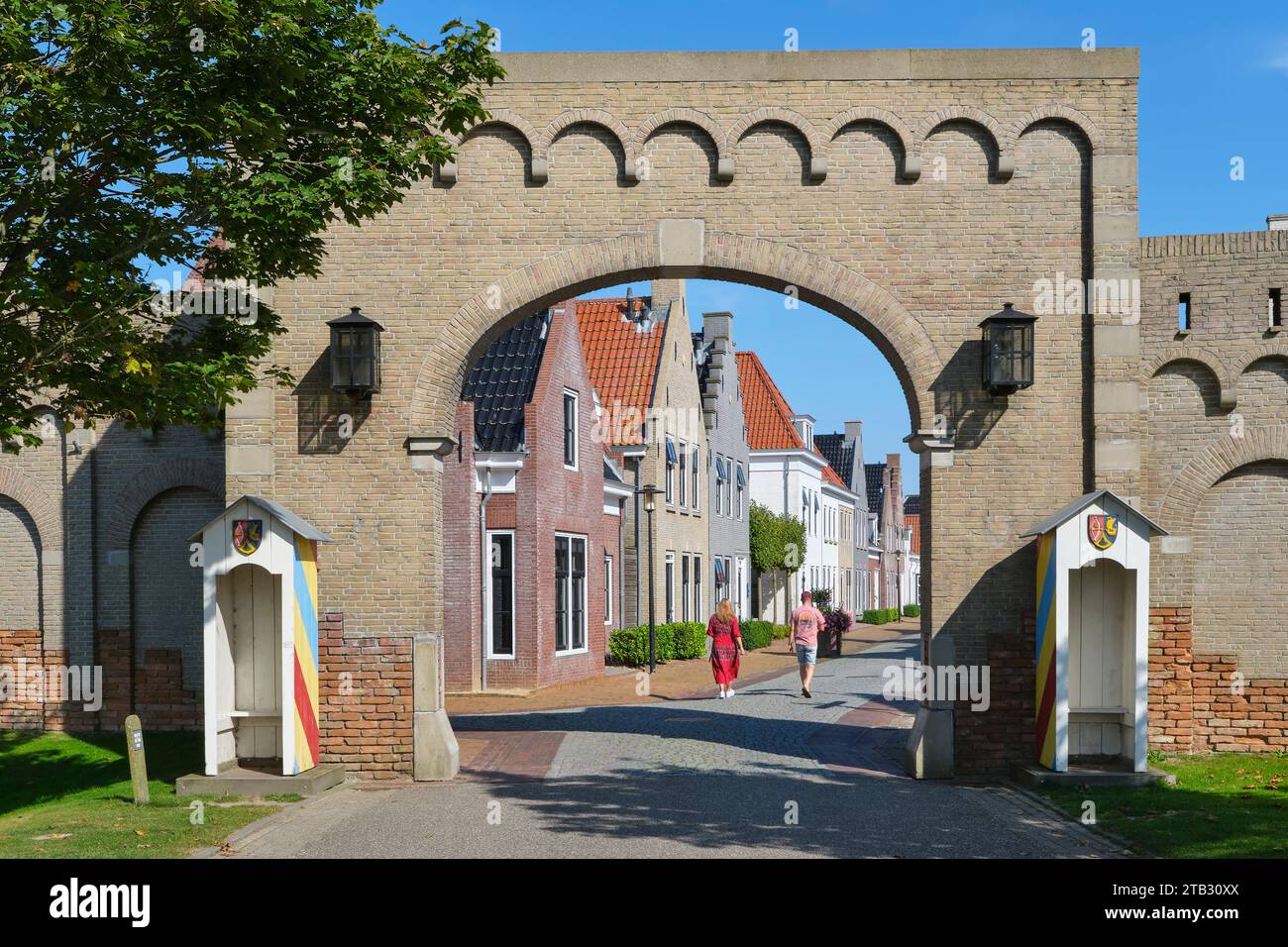 Das Tor zum Ferienpark Landal Esonstad in Eanjum, Niederlande. Im Park finden Sie Häuser, die im traditionellen alten friesischen Stil gebaut wurden. Stockfoto