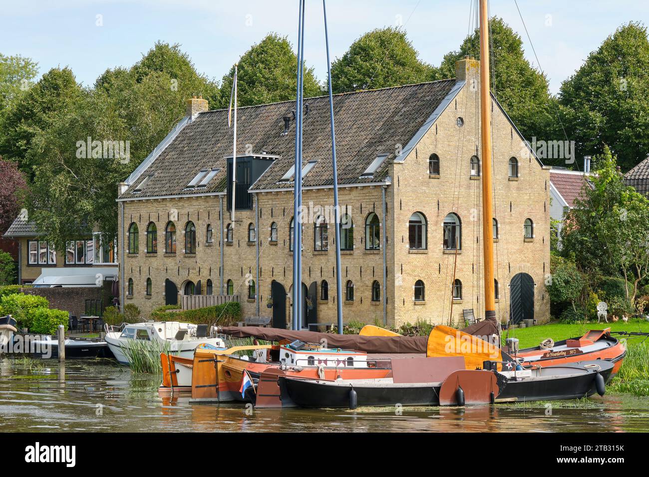 Blick auf die ehemalige Zigarrenfabrik am Zuiderbolwerk in Dokkum von 1860. Das Fabrikgebäude besteht aus friesischem gelbem Backstein. Stockfoto