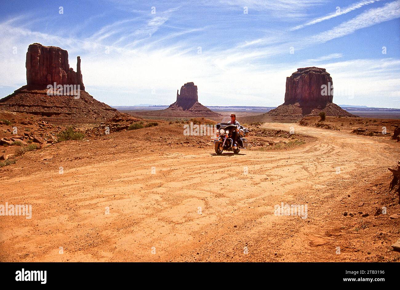 Motorradtouristen fahren mit einer Harley Davidson im Monument Valley auf einem Roadtrip in die Four Corners Region im Südwesten der USA Stockfoto