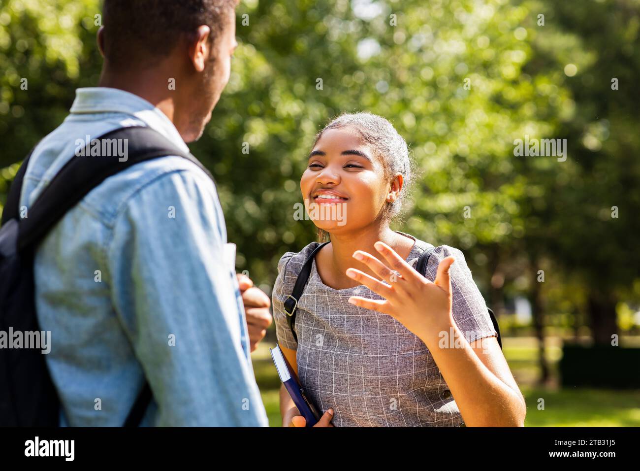 afroamerikanische Freunde teilen ihr Wissen auf dem Universitätscampus an sonnigen Tagen im Park Stockfoto