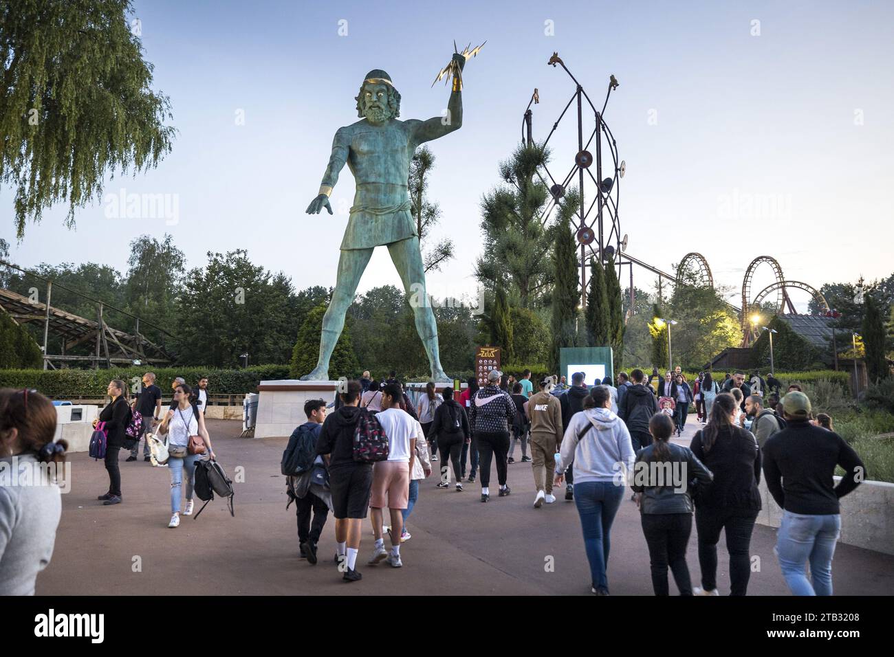 Plailly, Freizeitpark „Parc Asterix“ (Pariser Gegend): Monumentale Zeus-Statue am Eingang zur Attraktion „Tonnerre 2 Zeus“ Stockfoto