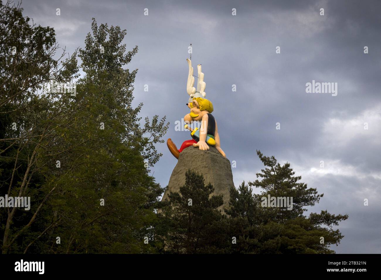 Plailly , Freizeitpark „Parc Asterix“ (Pariser Gegend): Monumentale Harzstatue des kleinen gallischen Kriegers, der auf seinem Felsen sitzt, das berühmte Emblem des Stockfoto
