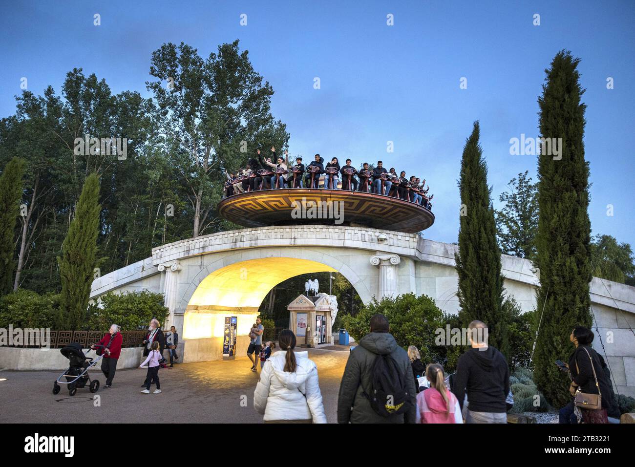 Plailly , Freizeitpark „Parc Asterix“ (Paris): Im Gebiet des antiken Griechenland, Besucher der Attraktion „Discobelix“ Stockfoto