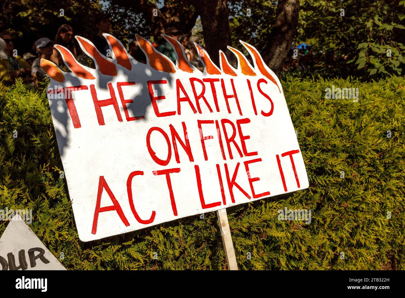 Die Erde brennt in Flammen, verhalte dich wie im Rahmen des globalen Klimastreiks in Vancouver Stockfoto