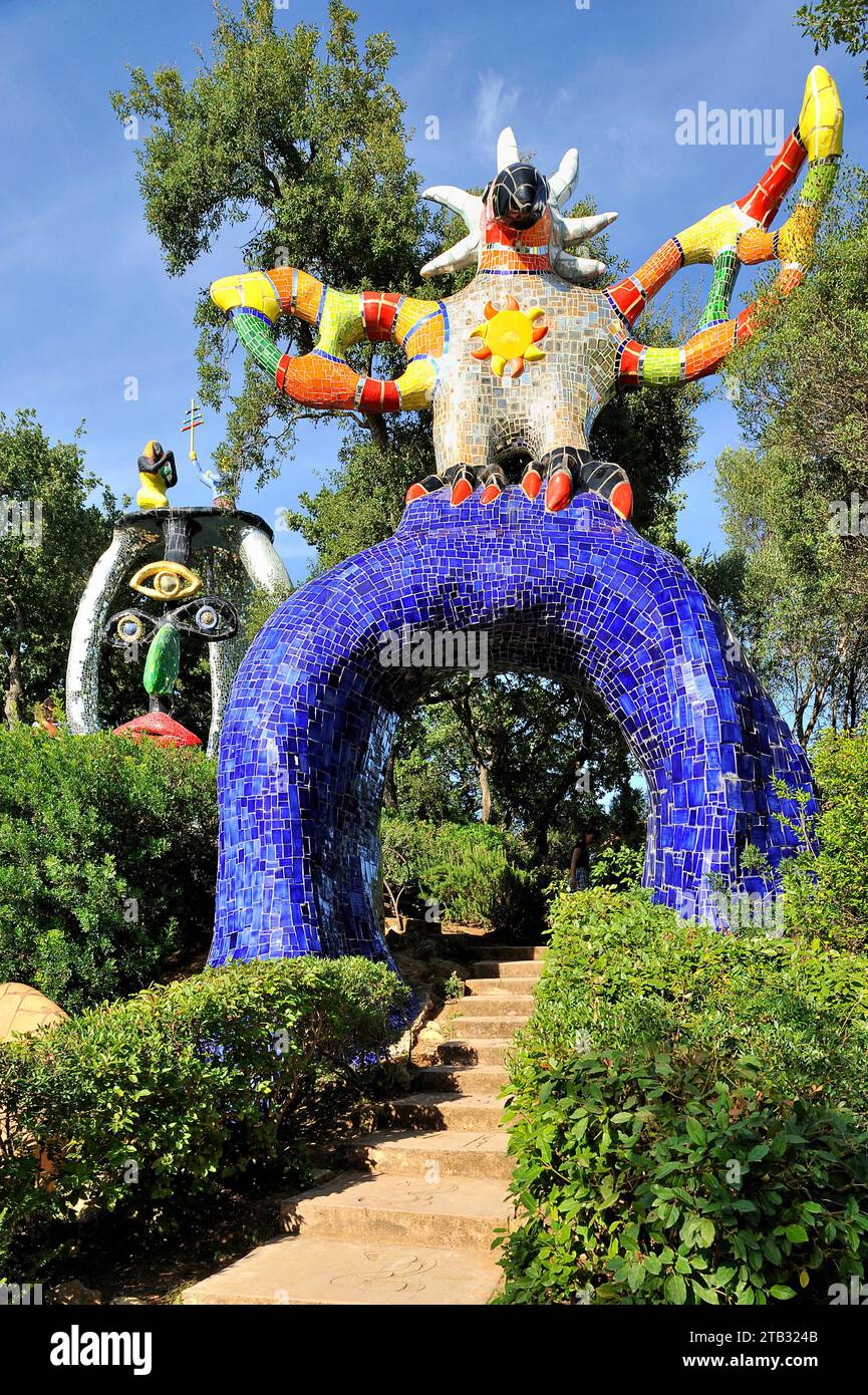 Der Tarot-Garten (italienisch IL Giardino dei Tarocchi) wurde von dem französisch-amerikanischen Künstler Niki de Saint Phalle in Pescia Fiorentina, Garavicchio, Toskana, geschaffen Stockfoto