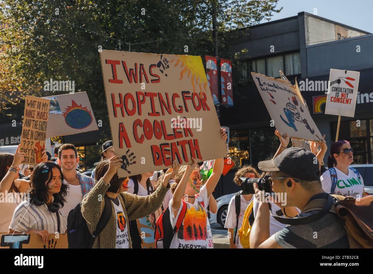 Vancouver, Kanada - 15. September 2023: Junge Aktivisten mit einem Schild: „Ich hoffte auf einen kühleren Tod“, als Teil der Globa die Cambie Street hinunter Stockfoto