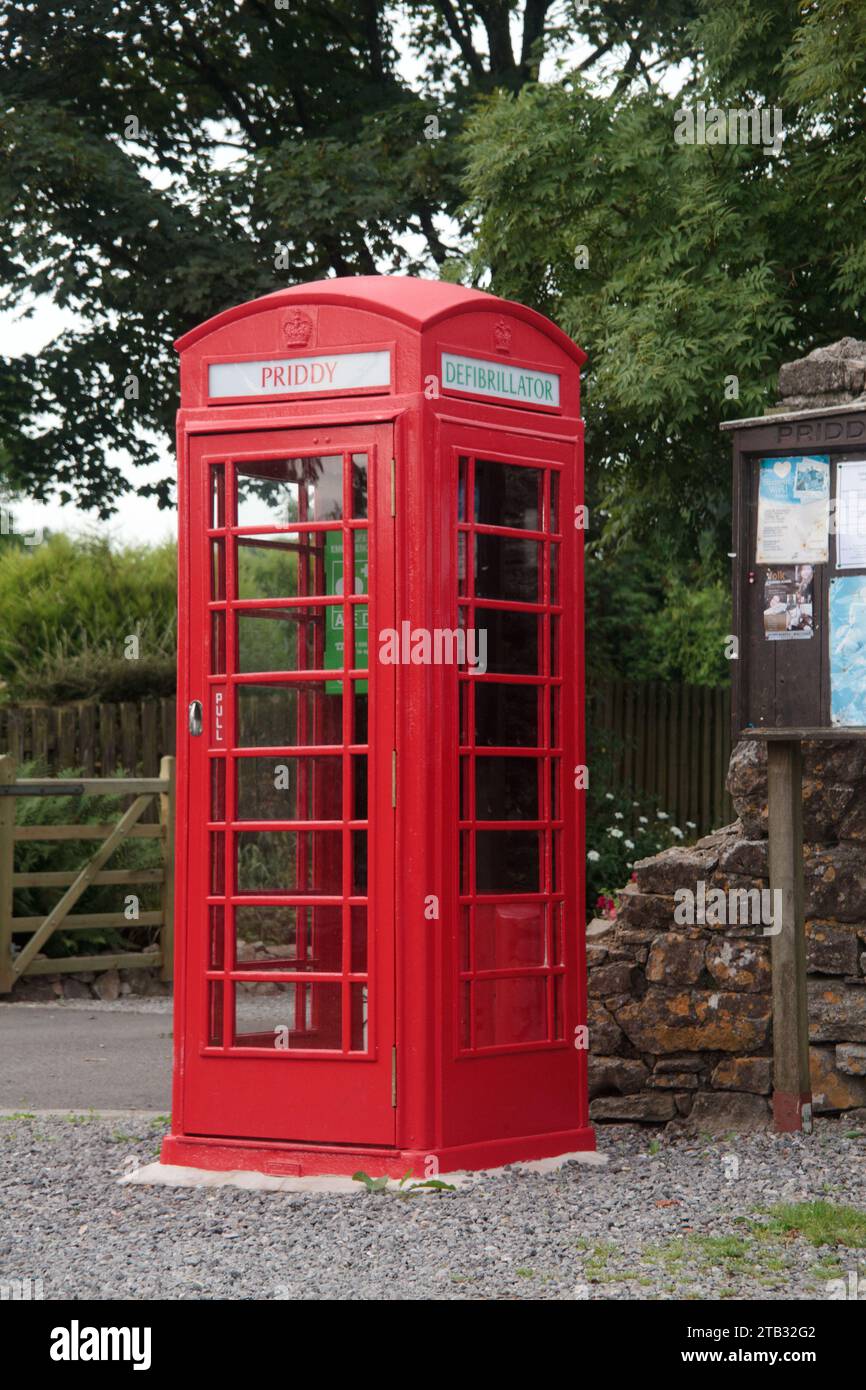 Priddy Defibrillator in alter Telefonbox Stockfoto