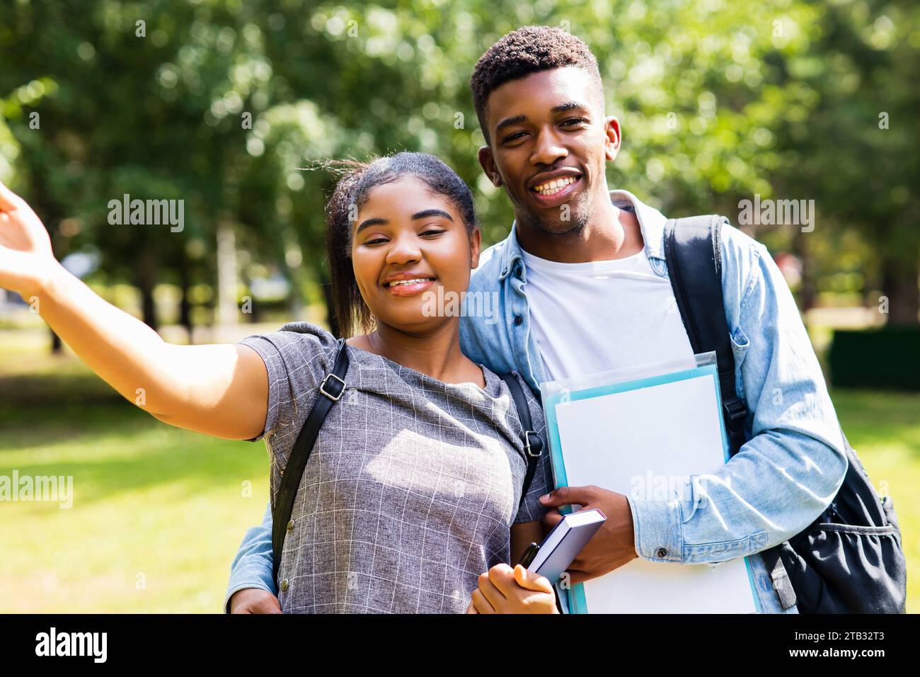 afroamerikanische Freunde machen Selfie auf dem Universitätscampus an sonnigen Tagen im Park Stockfoto