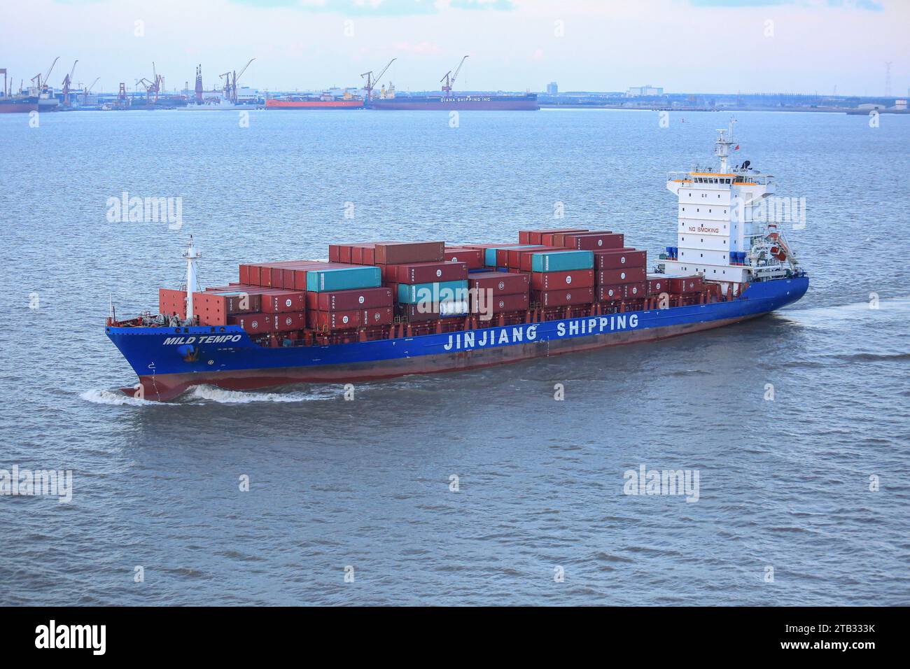 Containerschifffahrt IN MILDEM TEMPO von China nach Japan, Shanghai Jinjiang Shipping Group, Nord- und Südostasien Routen, Seeverkehrsbranche Stockfoto