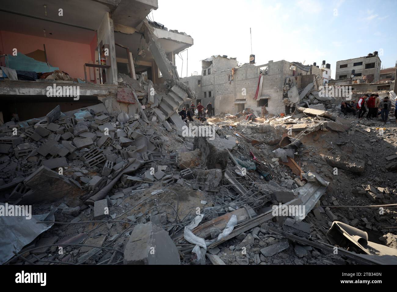 Ein Blick auf die schwer beschädigten, eingestürzten Gebäude nach israelischen Angriffen Ein Blick auf die schwer beschädigten, eingestürzten Gebäude, nachdem israelische Angriffe am 4. Dezember 2023 die Gebäude der palästinensischen Familien in Al-Breij, Gaza-Streifen, getroffen haben. Foto: Ahmed Ibrahim Al-Breij West Bank Palästinensische Gebiete 041223 Al-Breij AI 0035 Copyright: XapaimagesxAhmedxIbrahimxxapaimagesx Credit: Imago/Alamy Live News Stockfoto