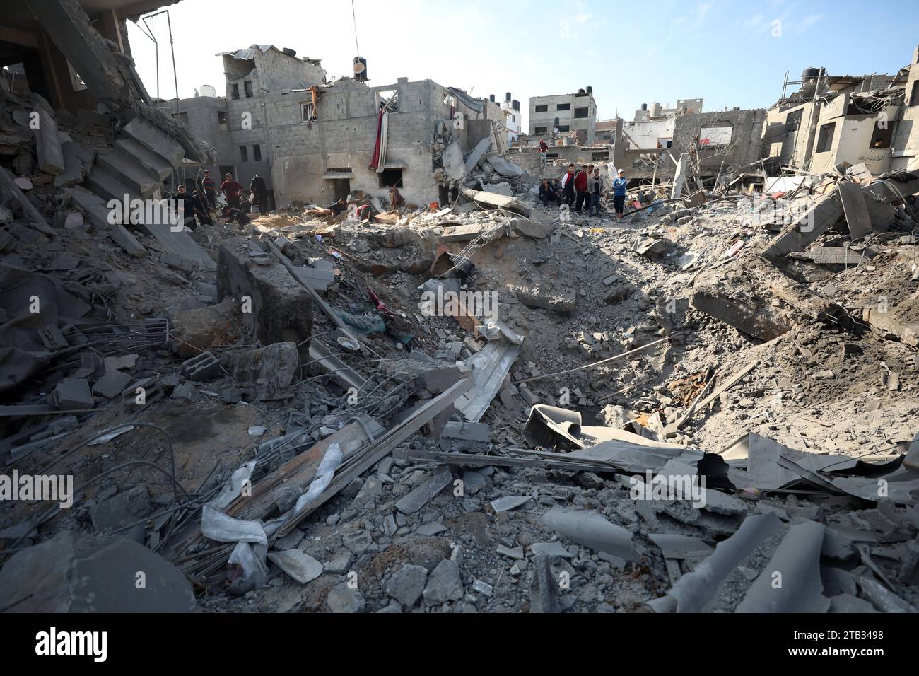 Ein Blick auf die schwer beschädigten, eingestürzten Gebäude nach israelischen Angriffen Ein Blick auf die schwer beschädigten, eingestürzten Gebäude, nachdem israelische Angriffe am 4. Dezember 2023 die Gebäude der palästinensischen Familien in Al-Breij, Gaza-Streifen, getroffen haben. Foto: Ahmed Ibrahim Al-Breij West Bank Palästinensische Gebiete 041223 Al-Breij AI 0033 Copyright: XapaimagesxAhmedxIbrahimxxapaimagesx Credit: Imago/Alamy Live News Stockfoto