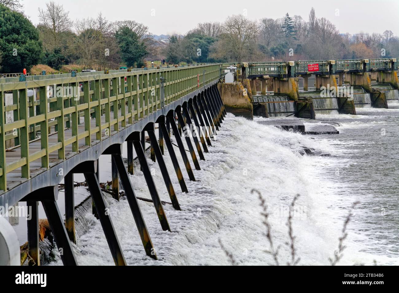 Die Wehre, die den Fluss der Themse in Teddington Greater London, England, Großbritannien, kontrollieren Stockfoto