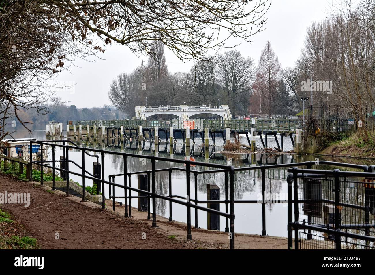 Die Wehre, die den Fluss der Themse in Teddington Greater London, England, Großbritannien, kontrollieren Stockfoto