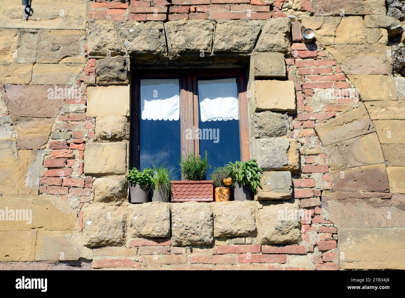 Montepulciano, Toskana, Toscana, Italien, Fenster in einem alten Haus Stockfoto