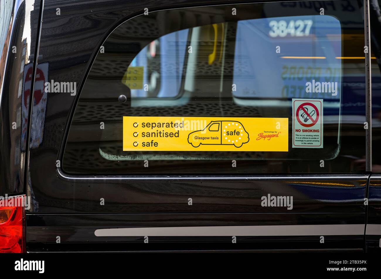Ein separates, desinfiziertes Safe-Schild an einem Glasgow Taxifenster, Schottland, Großbritannien, Europa Stockfoto