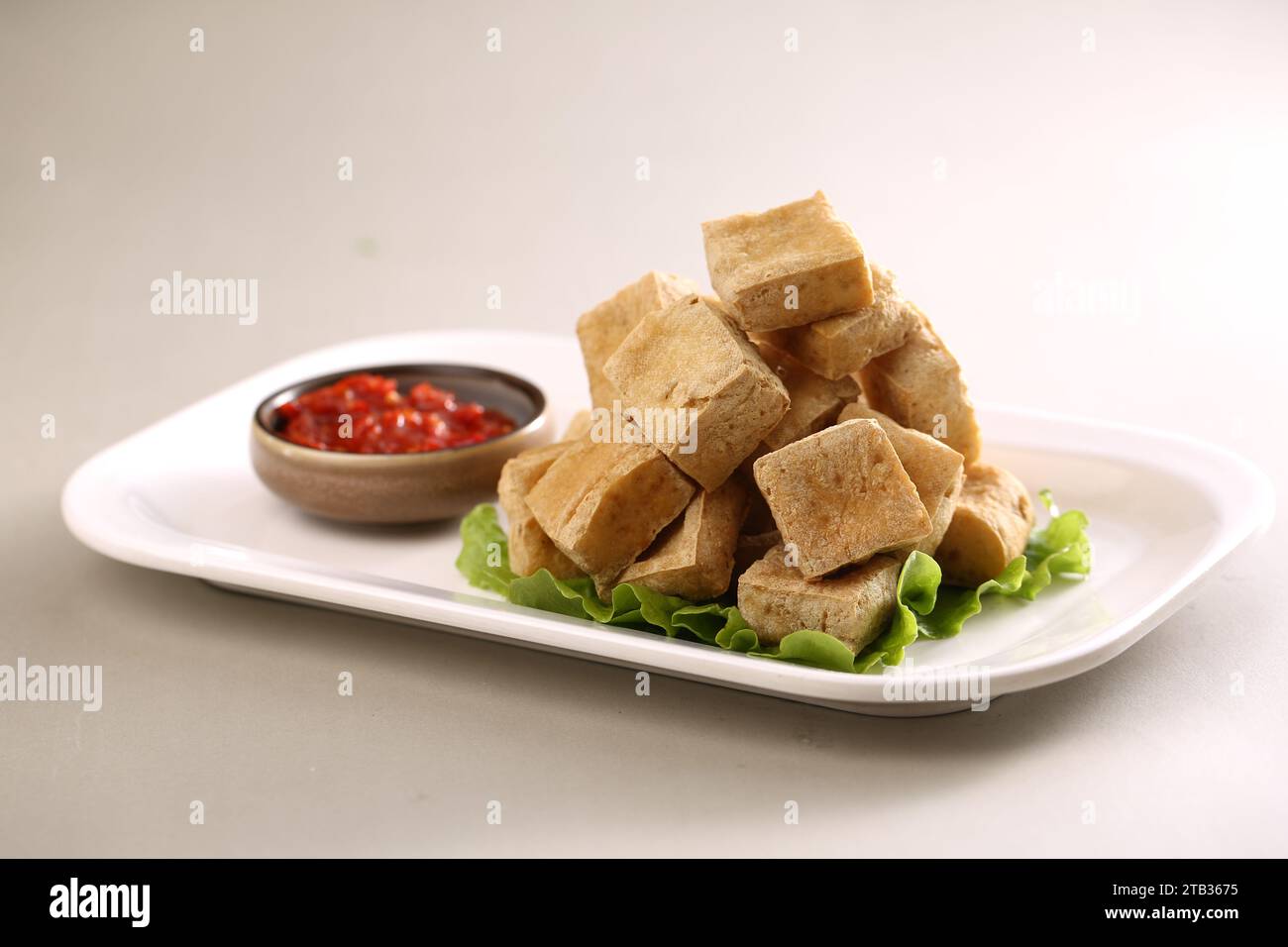 Cube Fried Tofu, traditioneller chinesischer, ölfrittierter Bio-Tofu serviert mit süßer Chili-Sauce. Berühmte chinesische Vorspeisen. Stockfoto