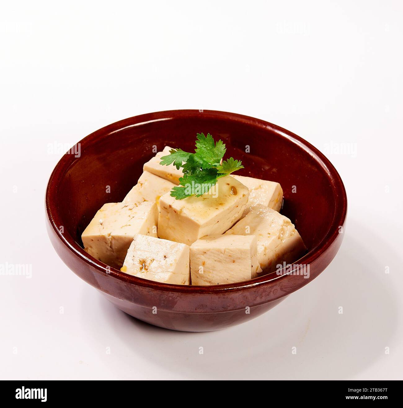 Cube Fried Tofu, traditioneller chinesischer, ölfrittierter Bio-Tofu serviert mit süßer Chili-Sauce. Berühmte chinesische Vorspeisen. Stockfoto