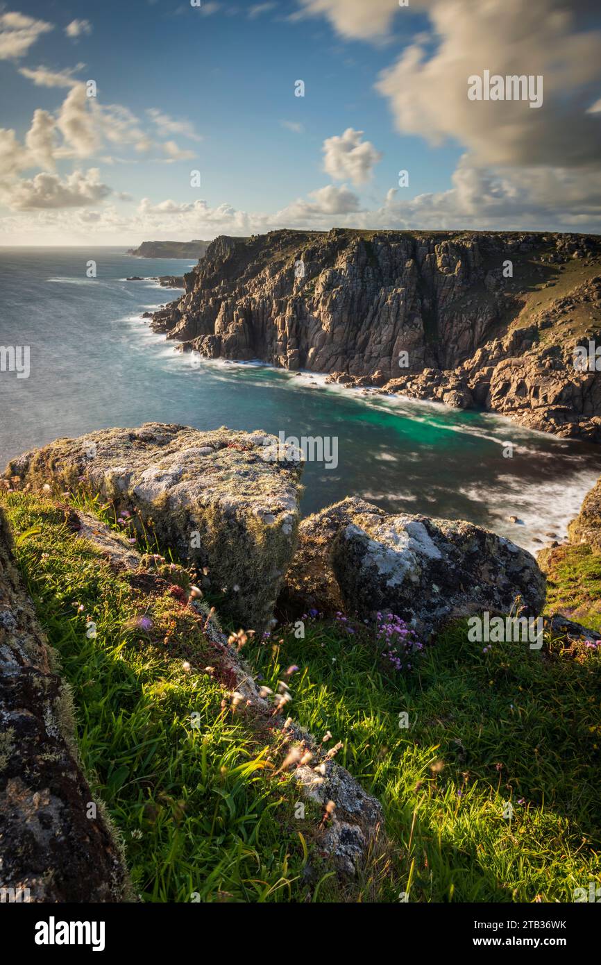 Wunderschöne Küstenlandschaft am Gwennap Head in Cornwall, England. Frühjahr (Mai) 2022. Stockfoto