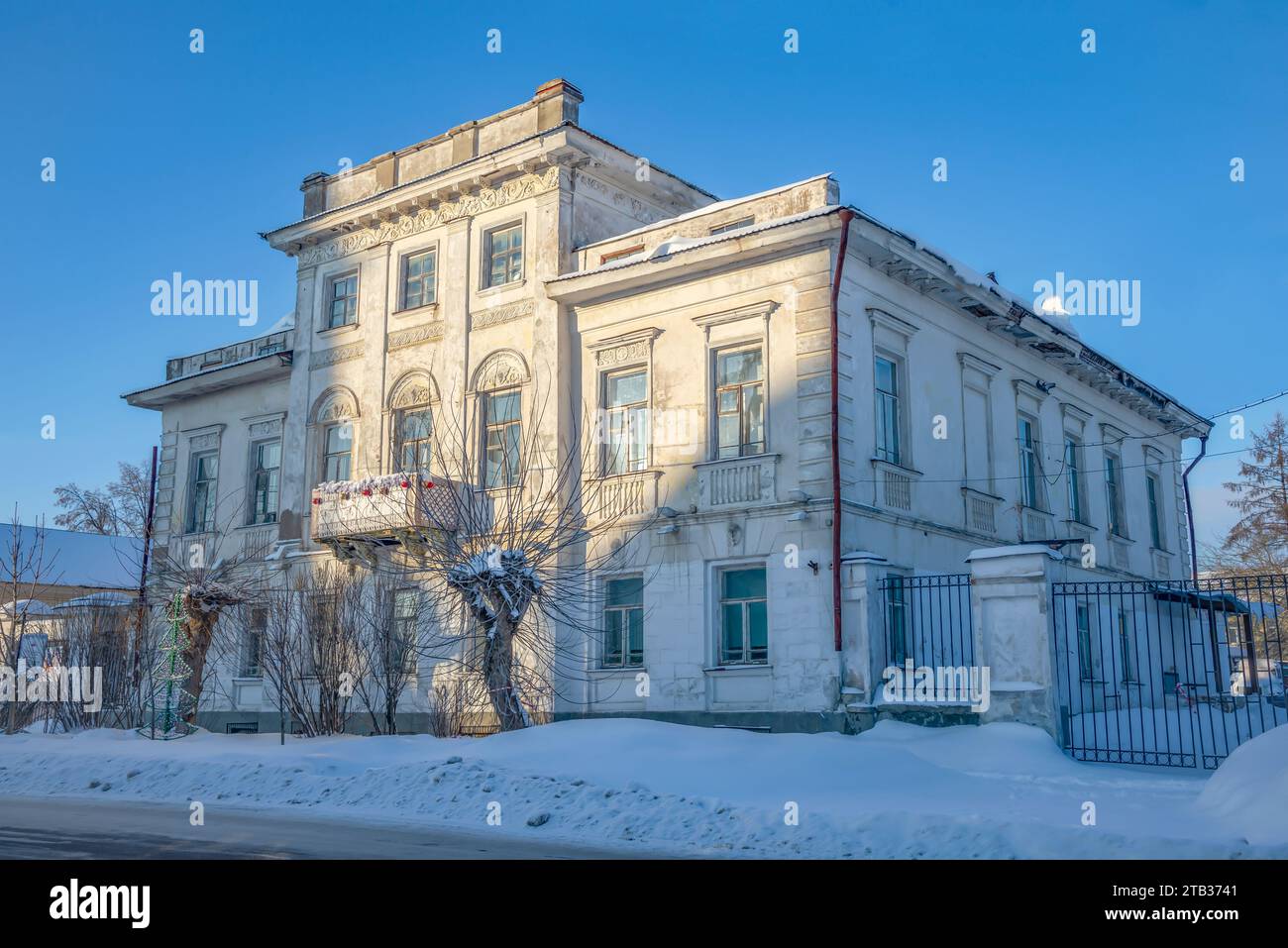 MYSCHKIN, RUSSLAND - 07. JANUAR 2023: Das Hauptgebäude des Anwesens von Timofey Chistow (Opochininskaja Bibliothek). Myschkin, Region Jaroslawl. Russland Stockfoto