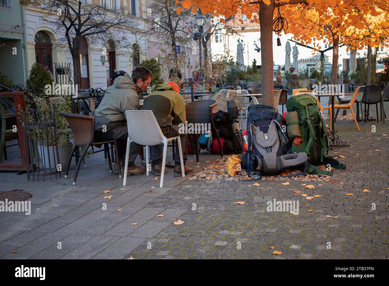 Belgrad, Serbien, 4. Dezember 2023: Reisende ruhen auf einer Cafeteria in Zemun aus Stockfoto