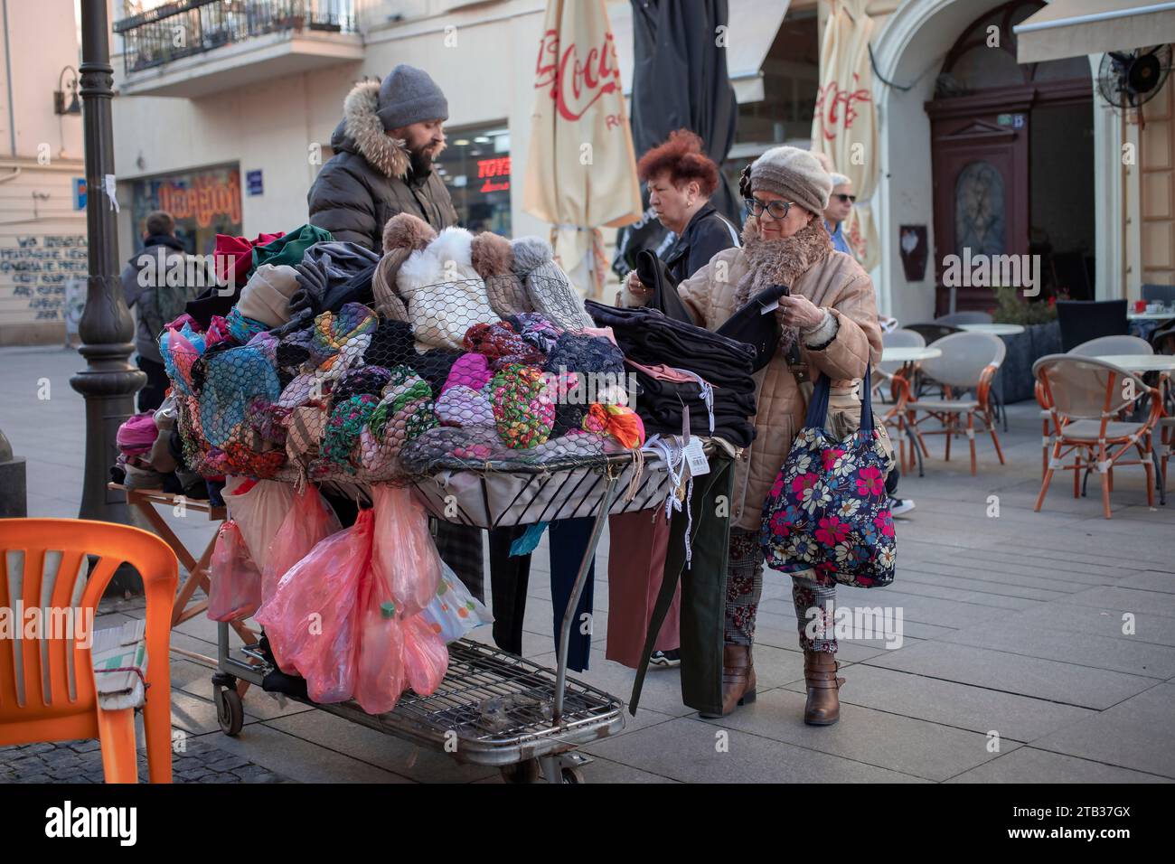 Belgrad, Serbien, 4. Dezember 2023: Frau, die an einem Straßenstand in Zemun einkaufen will Stockfoto