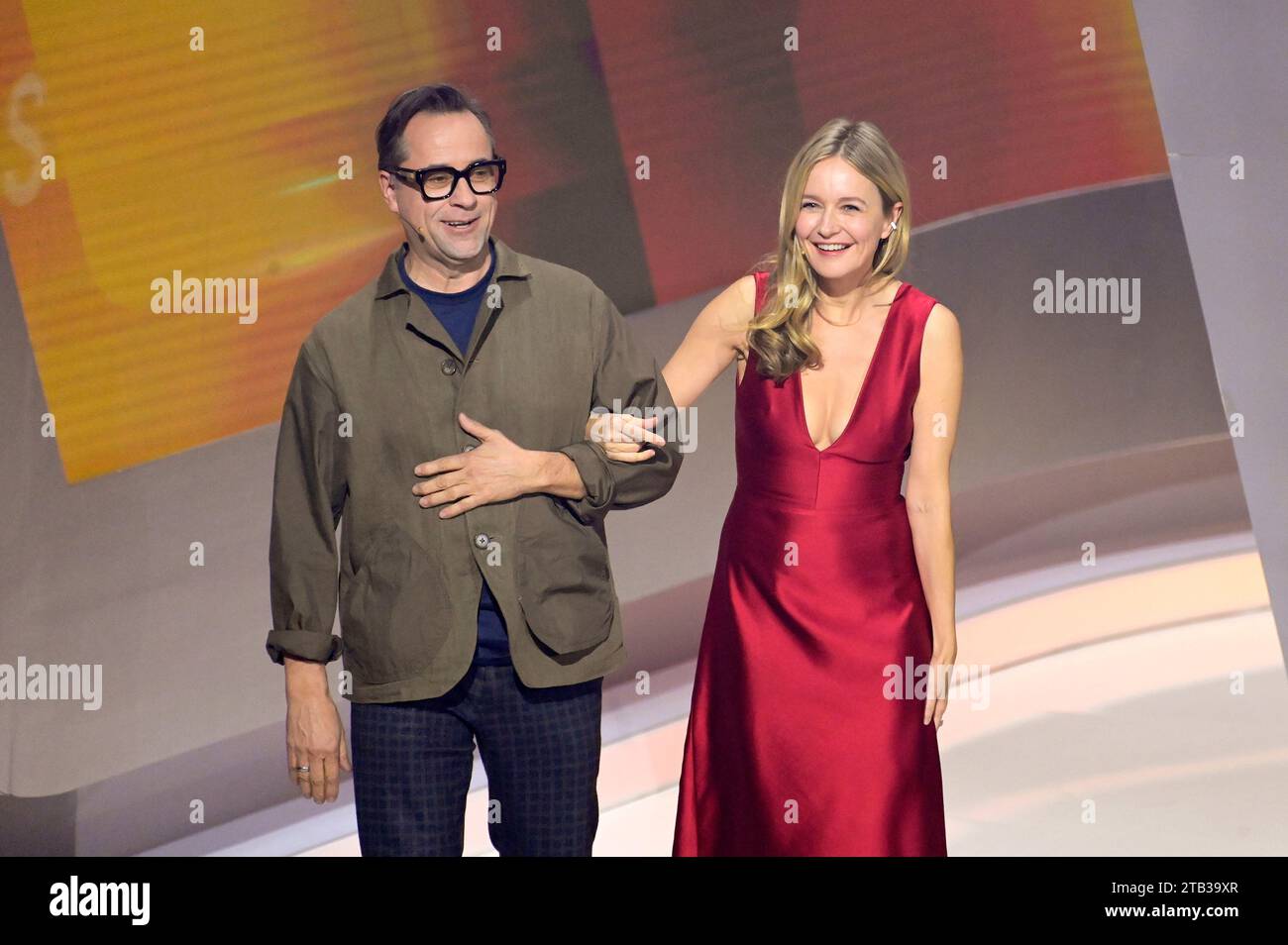 Jan Josef Liefers und Stefanie Stappenbeck in der ZDF-Unterhaltungsshow 'Wetten, dass...?' Live aus der Messe Offenburg-Ortenau. Offenburg, 25.11.2023 Stockfoto